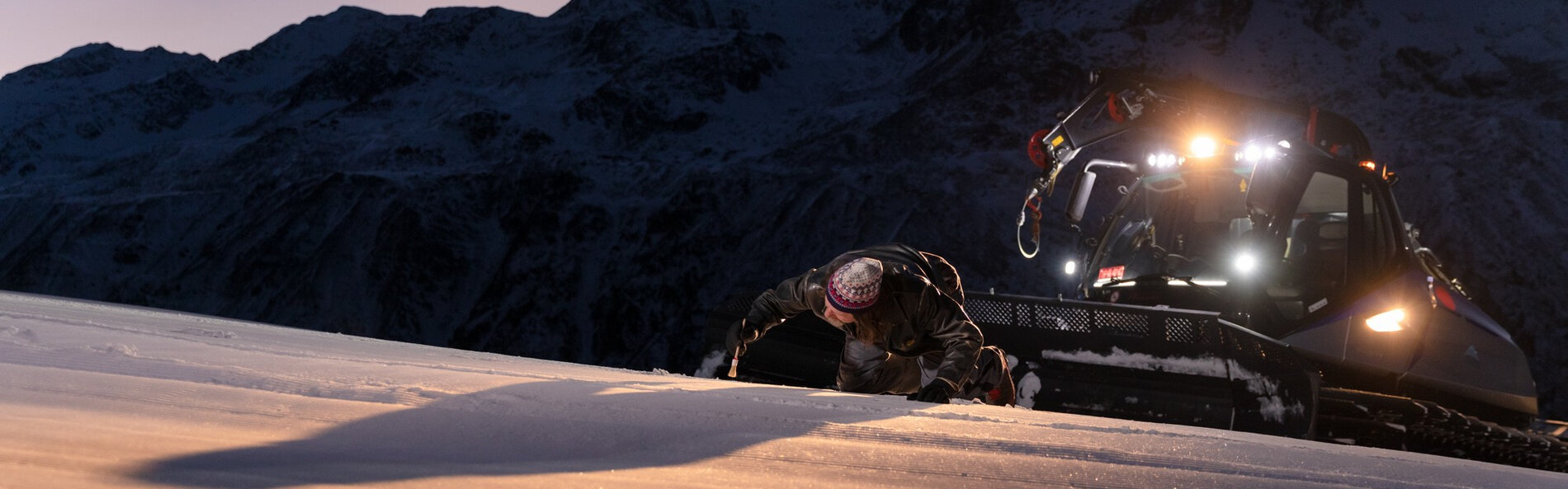 Pistenraupenfahrer präpariert die Piste.