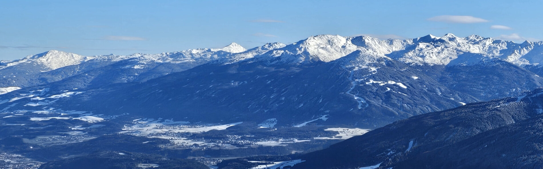 Panoramablick auf die Tuxer Alpen