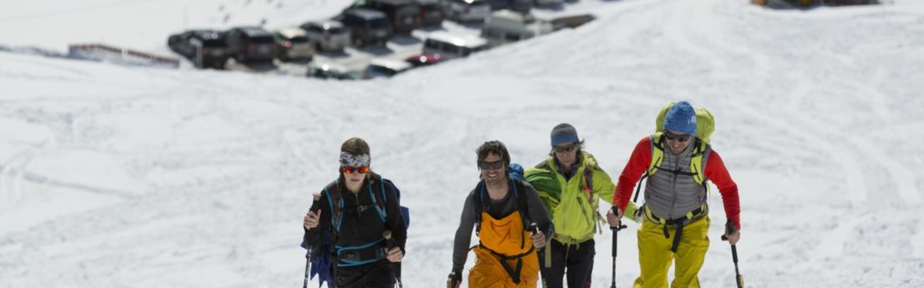 4 Skibergsteiger*innen am Weg zur Lampsenspitze