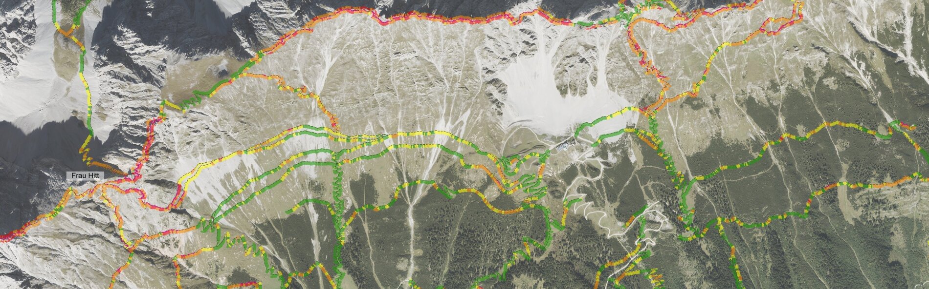 Luftbild einer alpinen Berglandschaft mit Wander- und Bergwegen. Die Wege sind entsprechend ihrer Ausgesetztheit farblich dargestellt.