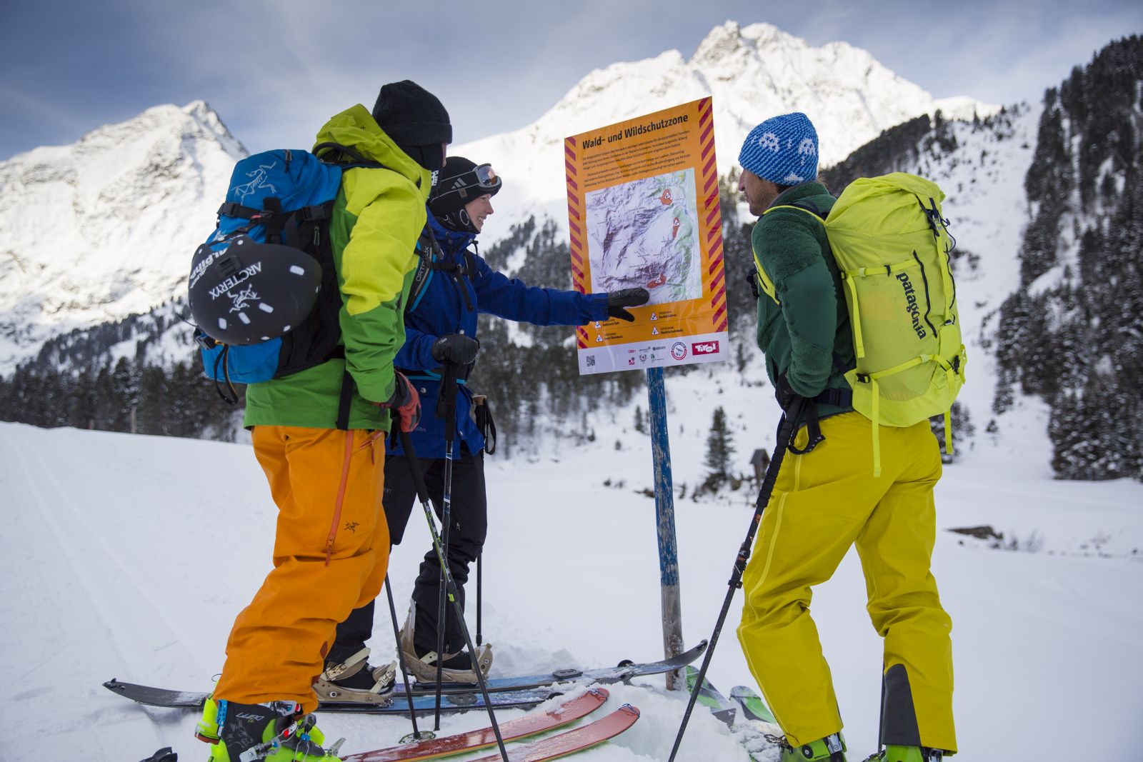 Skitourengeher informieren sich über Wild- und Waldschutzgebiete