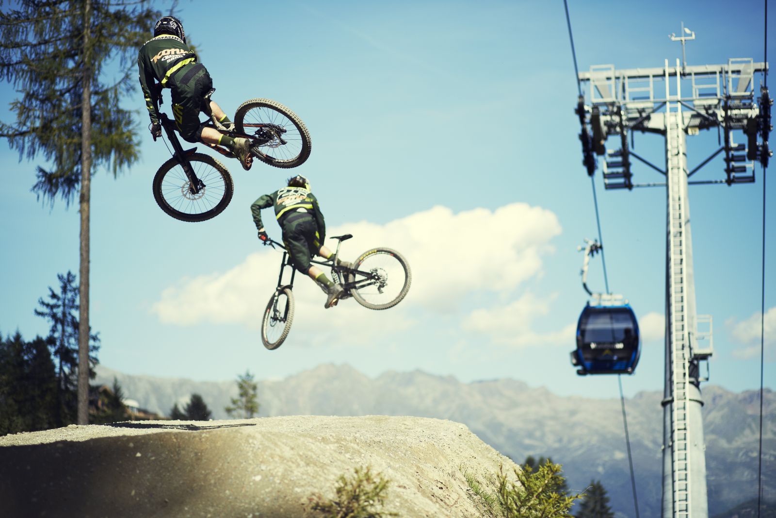 Bikepark, Biker in der Luft über einen Sprung