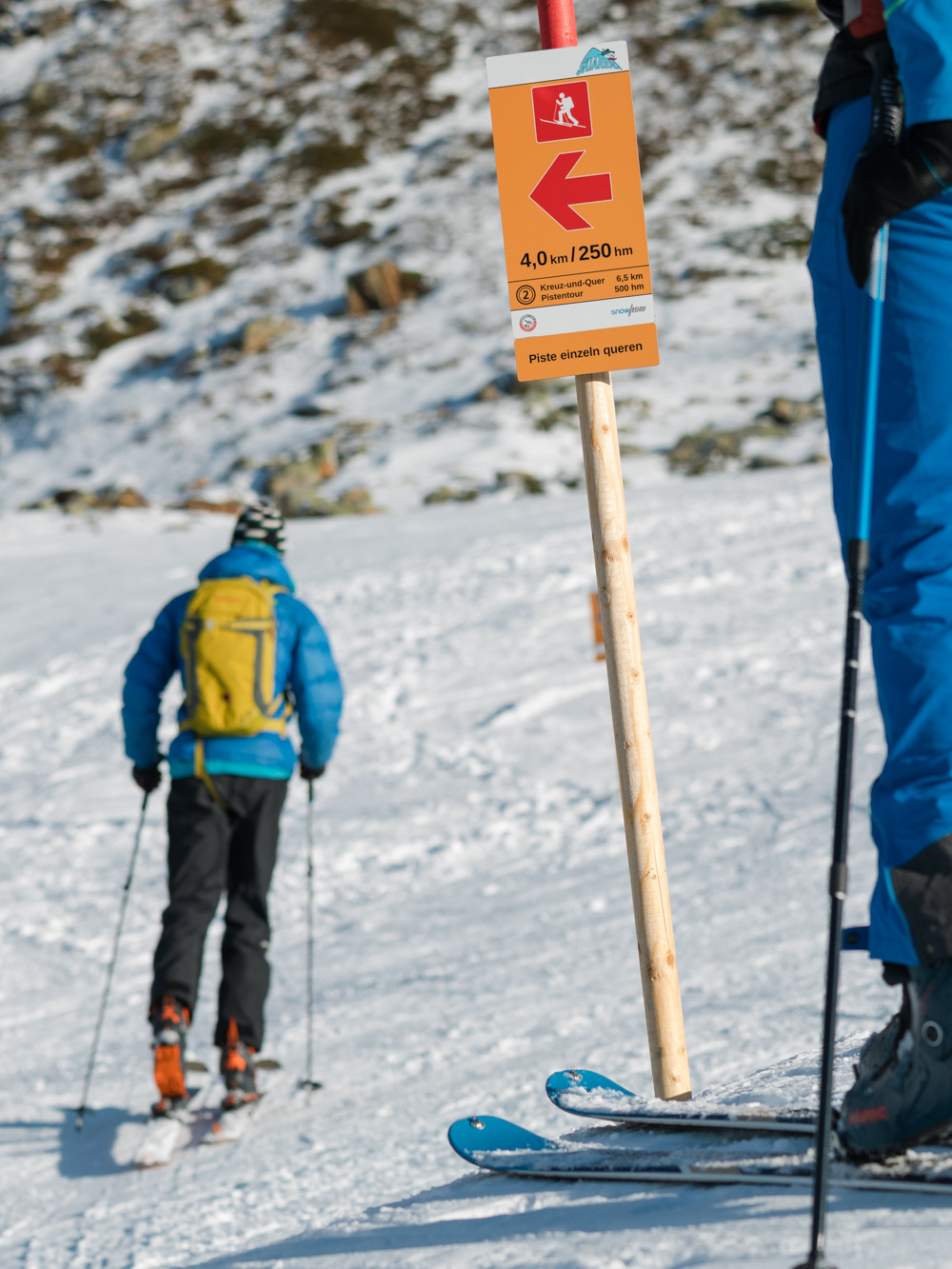 Tourengeher queren Piste.